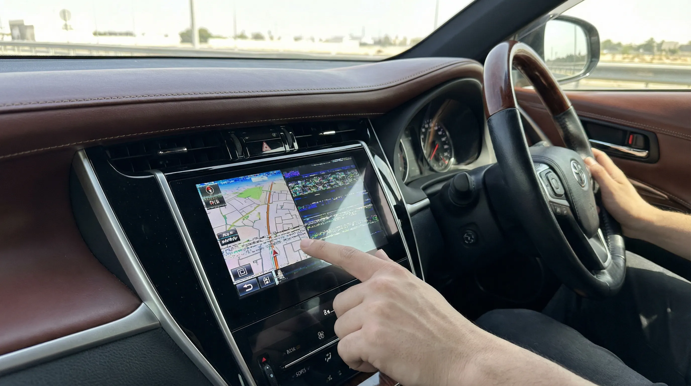 整備風景や商談スペースなど