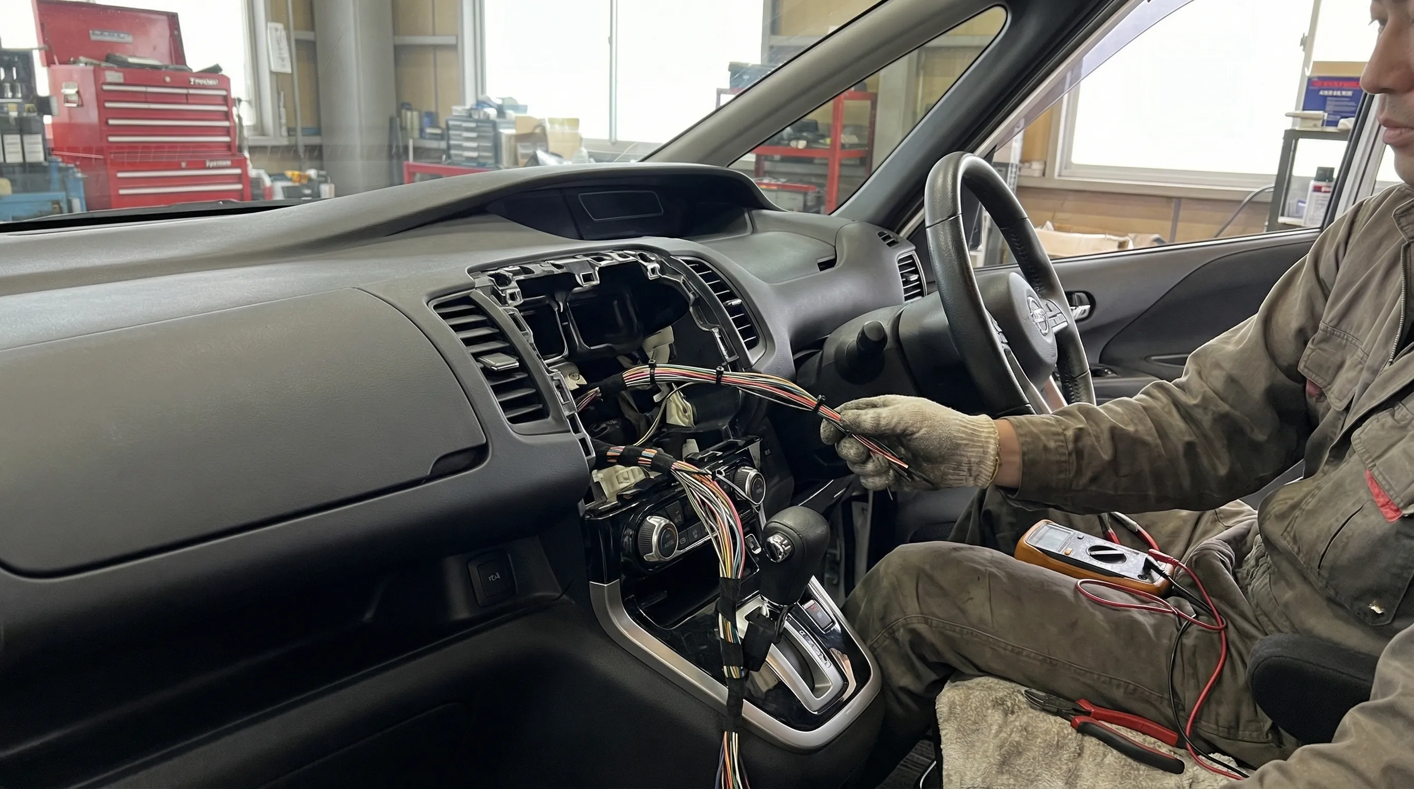 整備風景や商談スペースなど