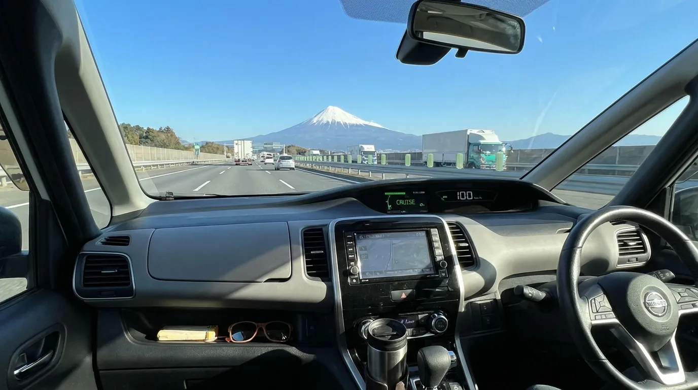 高速道路でクルーズコントロールをセットして快適に巡航しているドライバーの目線